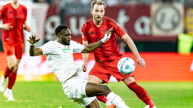 Harry Kane (r.) und der FC Bayern treten am dritten Spieltag im Topspiel auf Sky Sport beim FC Augsburg an.