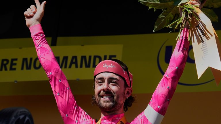 Ben Healy feiert seinen Etappen-Sieg an Tag sechs der Tour de France. 