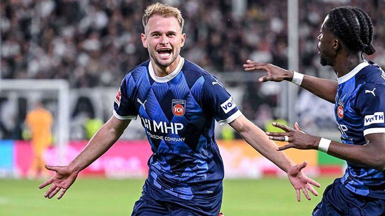 Leonardo Scienza bejubelt ein Tor für den 1. FC Heidenheim.