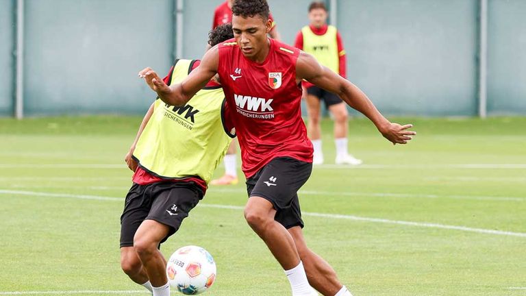 Henri Koudossou hat bisher 21 Bundesligaspiele für den FC Augsburg absolviert.