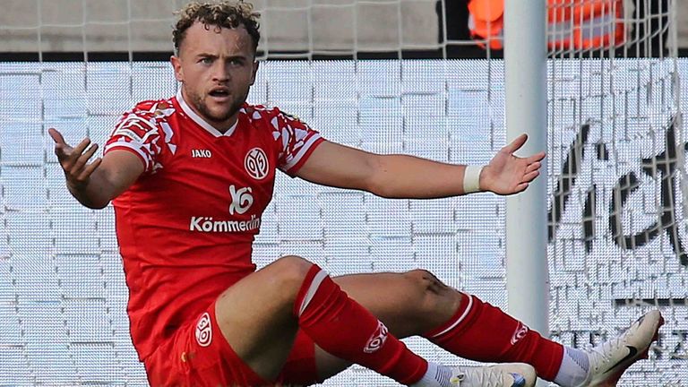Benedict Hollerbach fühlt sich im Testspiel gegen den 1. FC Saarbrücken gefoult.