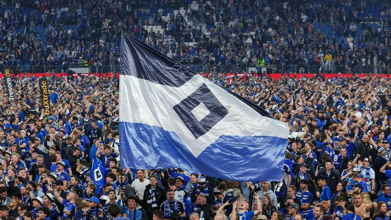 Volksparkstadion Hamburg | Kapazität: 57.000 Zuschauer | Preis pro Bier (0,5 l): | Preis pro Bratwurst: 