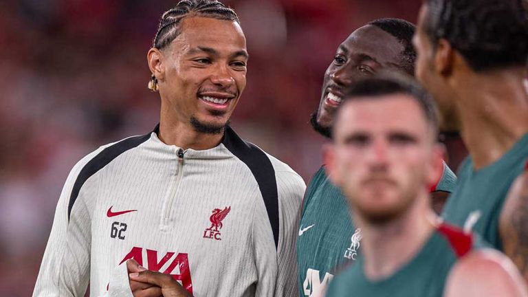 Der neue Liverpool-Stürmer Hugo Ekitike begrüßt seine Teamkollegen.