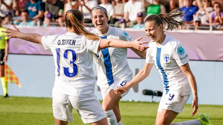 Finnland feiert Auftaktsieg gegen Island bei der EM 2022.