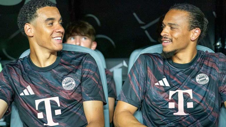 Jamal Musiala (l.) übernimmt beim FC Bayern das Trikot mit der Nummer 10 von Leroy Sane.