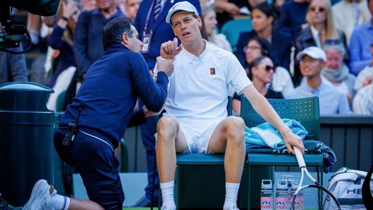 Jannik Sinner laboriert an einer Verletzung des rechten Ellenbogens, die er sich bei seinem Sieg über Grigor Dimitrov zugezogen hatte.  