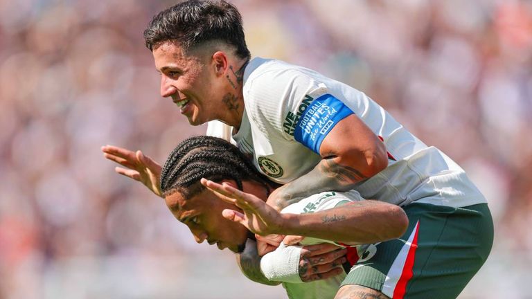 Joao Pedro vom FC Chelsea jubelt zusammen mit Enzo Fernandez.