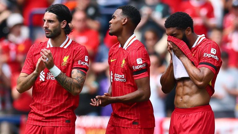 Joe Gomez (r.) kann seine Tränen nicht zurückhalten. 