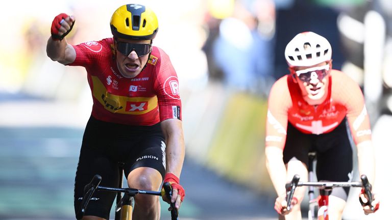 Jonas Abrahamsen (l.) gewinnt die elfte Etappe der Tour de France.