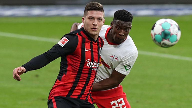 Luka Jovic (l.) wechselte in der Saison 2019/20 für 63 Millionen Euro zu Real Madrid.