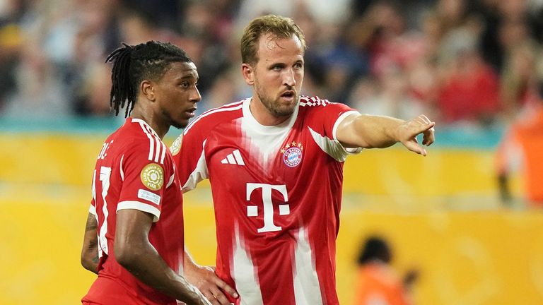 Micheal olise (l.) ist Bayerns Spieler der Saison.