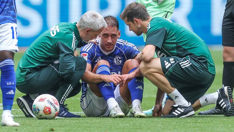 Schalkes neuer Abwehrchef Nikola Katic muss bei der Generalprobe gegen den FC Sevilla (2:4) verletzt ausgewechselt werden.