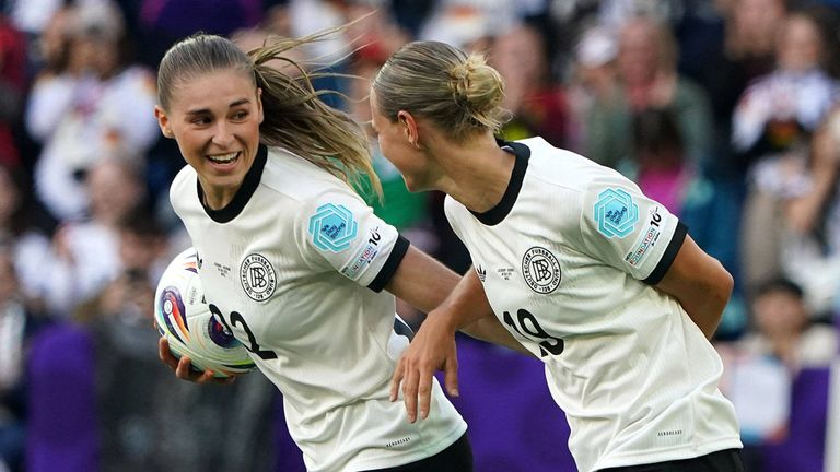 Jule Brand (l.) und Klara Bühl zeigen nach dem Rückstand eine gute Reaktion und drehen das Spiel gegen Dänemark.