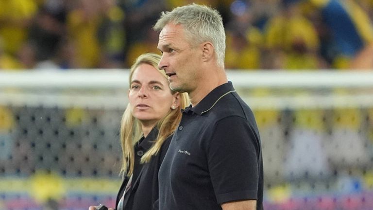 DFB-Sportdirektorin Nia Künzer (l.) im Gespräch mit Bundestrainer Christian Wück.
