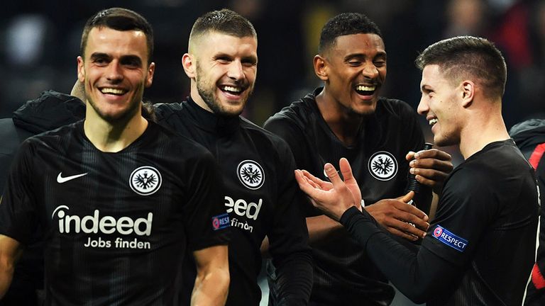Filip Kostic (von l.), Ante Rebic, Sebastien Haller und Luka Jovic bejubeln gemeinsam als Frankfurt-Spieler einen Sieg im Oktober 2018.