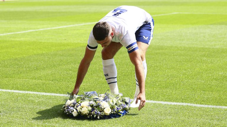 Ben Whiteman, Kapitän von Preston North End, legt vor Spielbeginn einen Kranz zu Ehren von Diogo Jota nieder. 