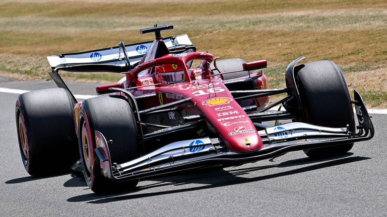 Charles Leclerc setzt im Ferrari die Bestzeit im 3. Freien Training in Silverstone.