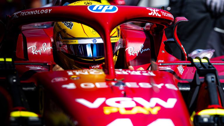 Lewis Hamilton im Ferrari ist im 1. Freien Training in Silverstone der Schnellste.