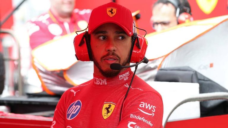 Lewis Hamilton ist noch nicht ganz bei seinem neuen Team Ferrari angekommen.