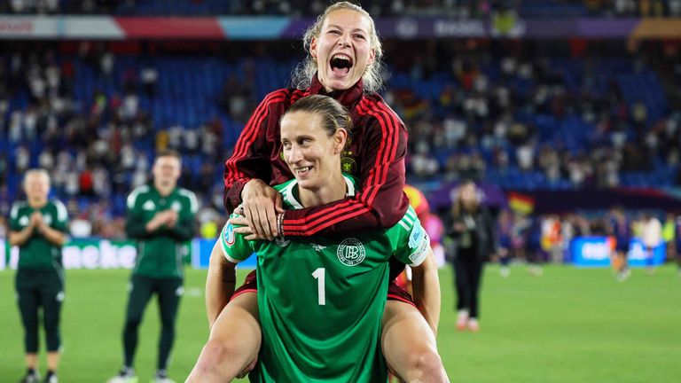 Sarai Linder schreit ihre Freude über Elfmeter-Heldin Ann-Katrin Berger laut heraus.