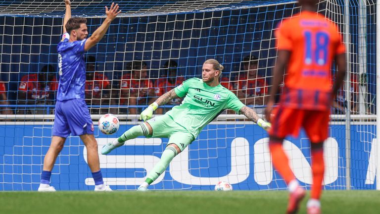 Schalke-Torhüter Loris Karius feiert beim Test gegen Twente Enschede (0:0) sein Comeback. 