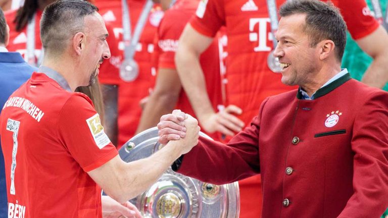 Lothar Matthäus (r.) gratuliert Franck Ribery zur Gewinn der Deutschen Meisterschaft in der Saison 2018/19.