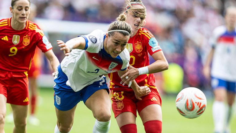 Englands Europameisterin Lucy Bronze (M.) spielte das gesamte Turnier mit einem Schienbeinbruch.