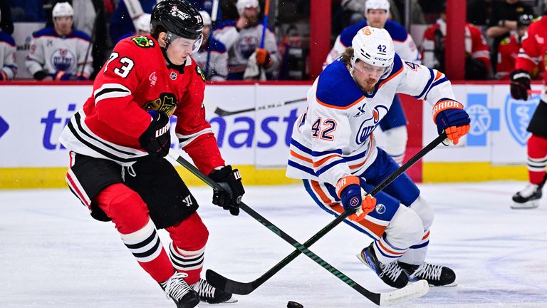 Lukas Reiche (l.) und die Chicago Blackhawks eröffnen die neue NHL-Saison gegen Titelverteidiger Florida Panthers. 