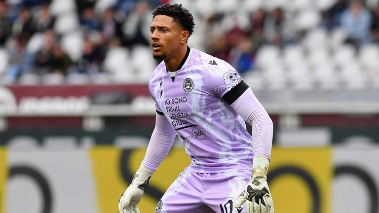 Udine-Torwart Maduka Okoye trotz Freispruchs gesperrt.
