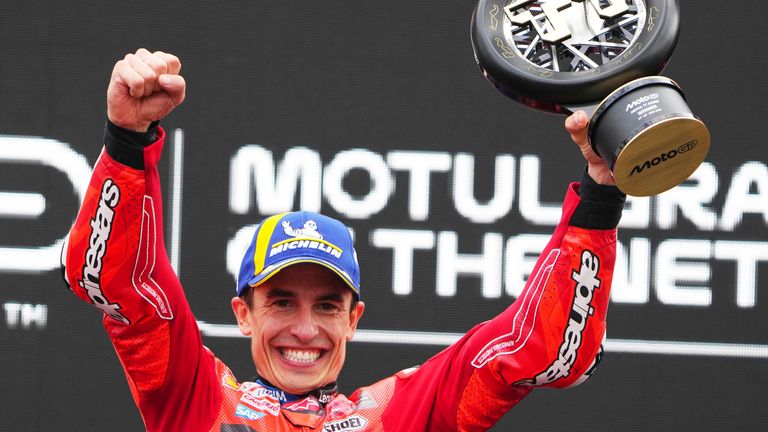 Marc Marquez ohne Burder Alex auf dem Podium in Assen. 