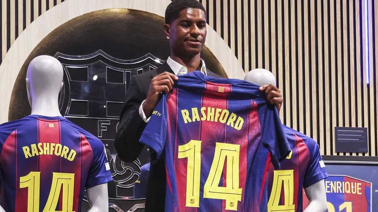 Marcus Rashford präsentiert sein Barca-Trikot mit der Rückennummer 14, die einst auch Thierry Henry hatte.