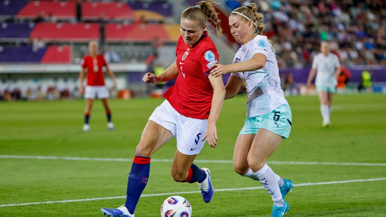 Marthine Östenstad (li.) wechselt zu Eintracht Frankfurt.