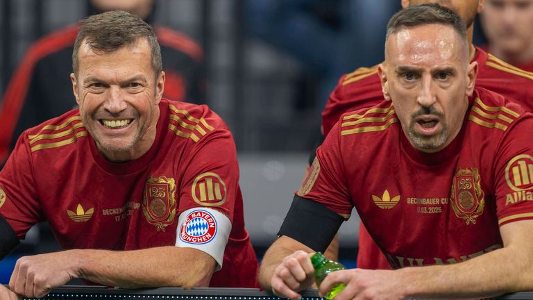 Lothar Matthäus (l.) gratuliert Franck Ribery zur Gewinn der Deutschen Meisterschaft in der Saison 2018/19.