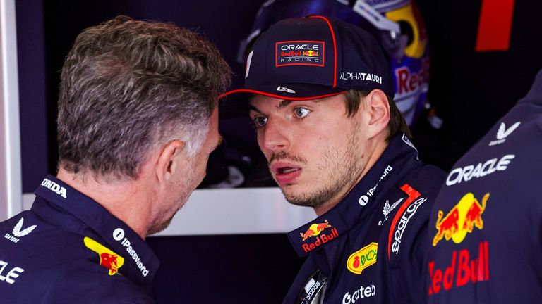 Weltmeister Max Verstappen (r.) reagiert auf das Aus von Red-Bull-Teamchef Christian Horner. 