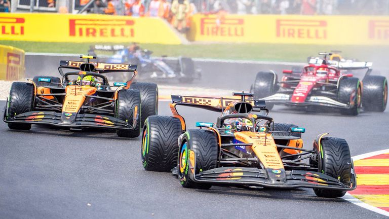 Oscar Piastri (McLaren) siegt in Spa vor seinem Teamkollegen Lando Norris.