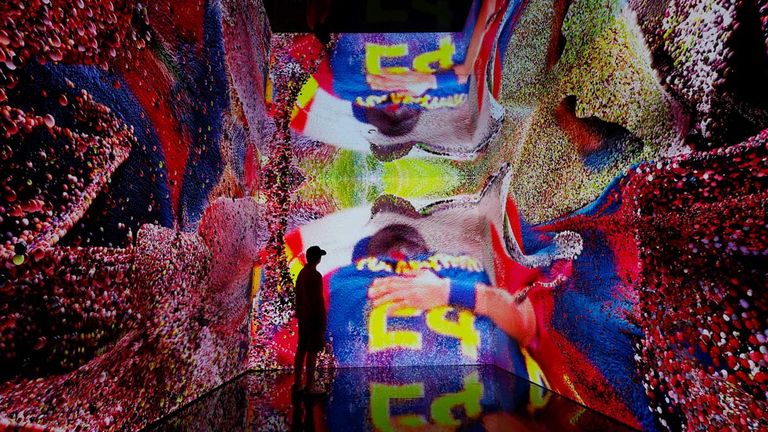 Der Künstler Refik Anadol arbeitet mit künstlicher Intelligenz.