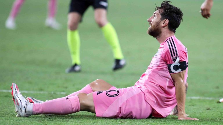 Lionel Messi sitzt nach der Niederlage mit Inter Miami gegen FC Cincinnati auf dem Rasen.