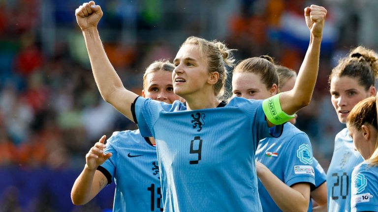 Vivianne Miedema hat ihr 100. Länderspieltor erzielt.