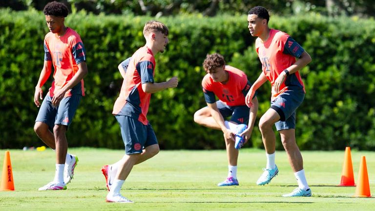 Jamal Musiala (r.) beim Training zusammen mit den Nachwuchsspielern Cassiano Kiala, Lennart Karl und David Santos Daiber (v.l.)