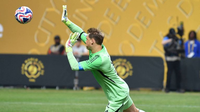 Manuel Neuer könnte kommende Saison in einem Retro-Trikot auflaufen. 