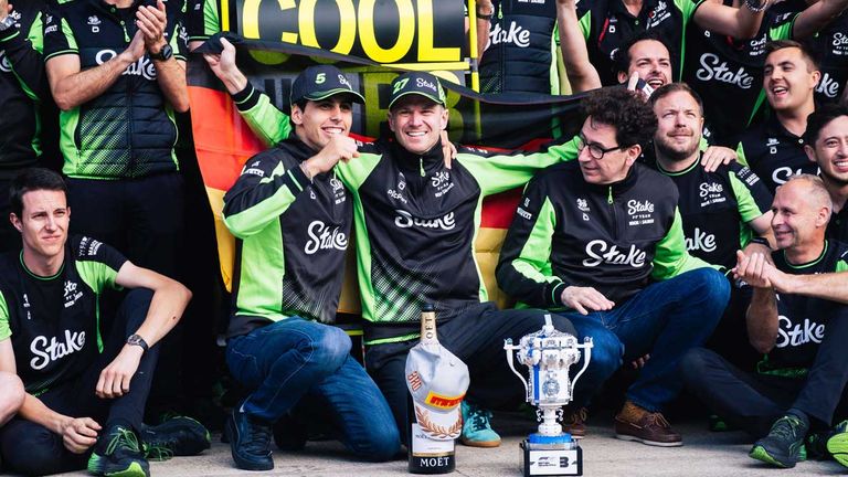Nico Hülkenberg feiert mit Teamkollege Bortoleto, Sauber_CEO Binotto und Sauber-Mechanikern über seinen Podiumsplatz.