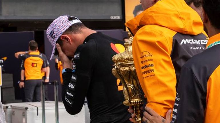 Lando Norris verletzt sich bei der Siegesfeier nach seinem Triumph im Gesicht. 