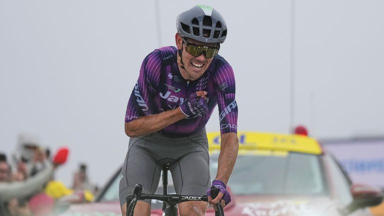 Der Australier Ben O'Connor überquert als erster die Ziellinie auf Etappe 18. der Tour de France 2025. 