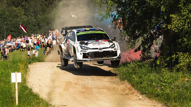 Oliver Solberg überrascht bei der Rallye Estland.