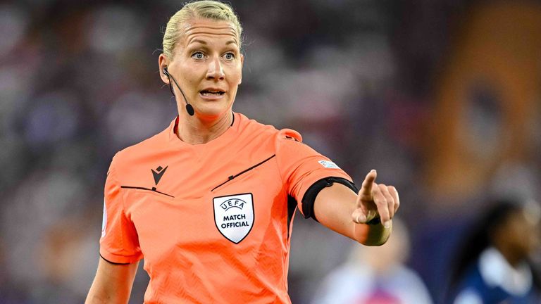 Schiedsrichterin Tess Olofsson pfeift das EM-Viertelfinale zwischen Deutschland und Frankreich.