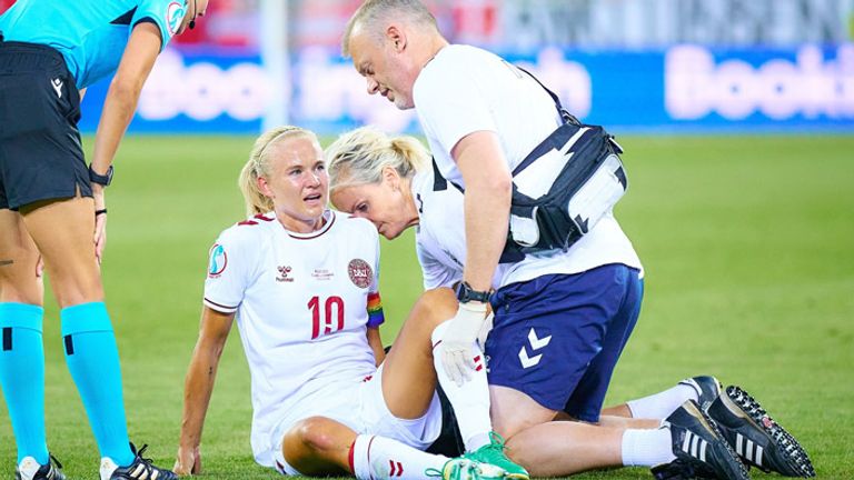 Bayern-Star Pernille Harder verletzt sich bei der EM.