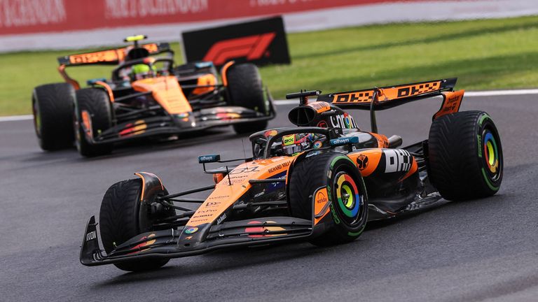 Oscar Piastri (vorne) schlägt beim GP von Belgien seinen Teamkollegen Lando Norris (hinten).