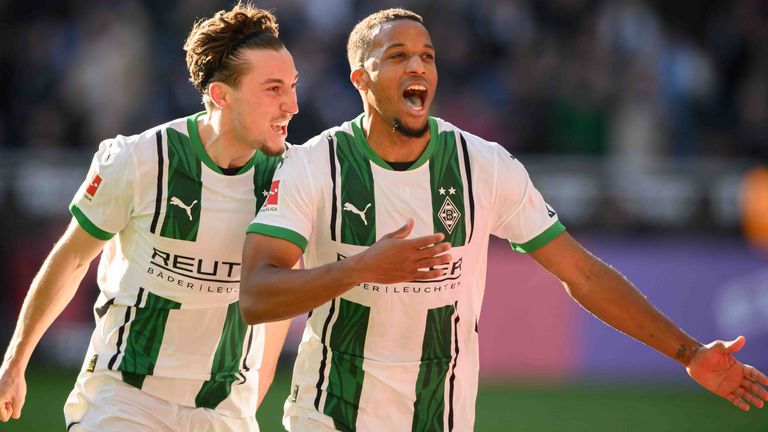 Alassane Plea (r.) feiert mit Rocco Reitz seinen Treffer für Borussia Mönchengladbach.