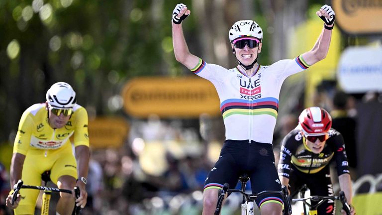 Tadej Pogacar feiert auf der 4. Etappe einen Sieg im Sprint.