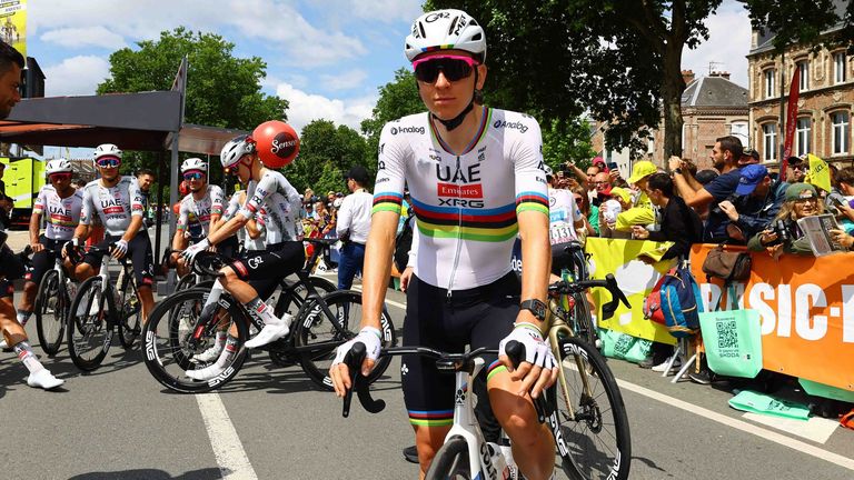 Tadej Pogacar bereitet sich auf eine Etappe bei der Tour de France vor.